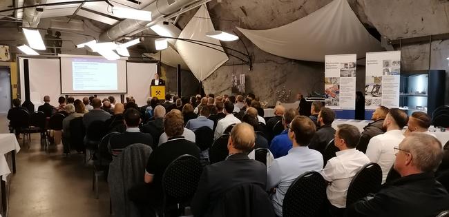 Kundenevent von Cobinet, die Teilnehmer hören einem Vortrag zu