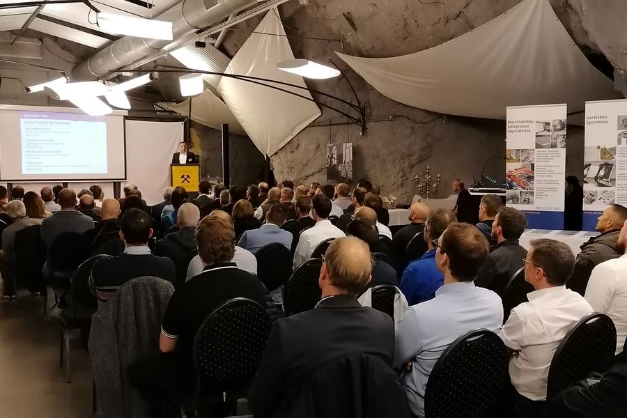 Kundenevent von Cobinet, die Teilnehmer hören einem Vortrag zu