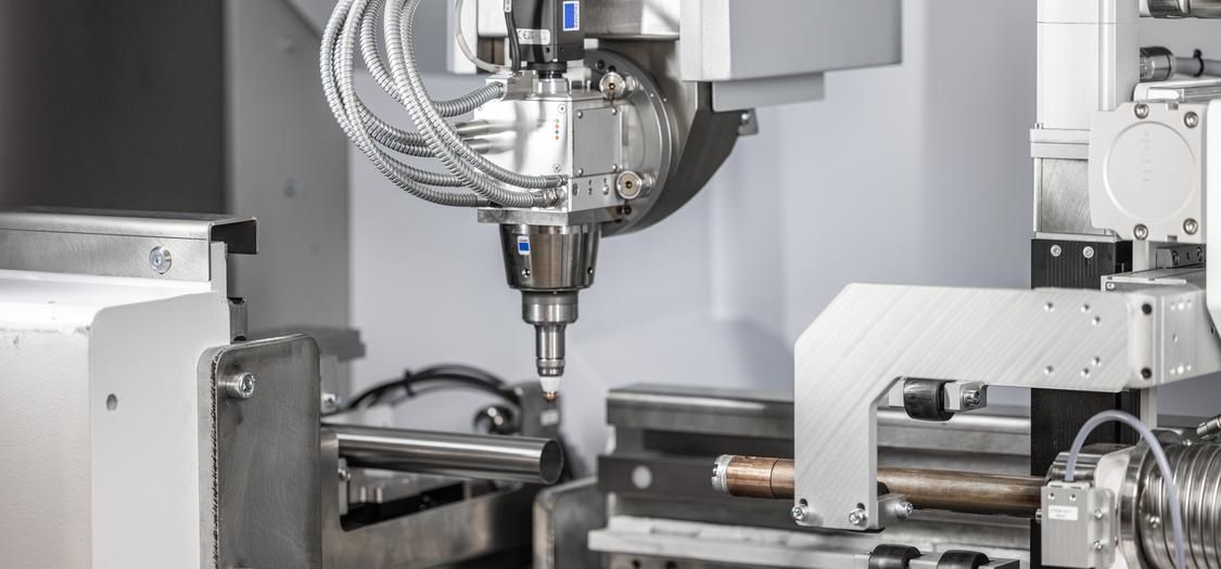 Laserkopf schneidet ein Rohr